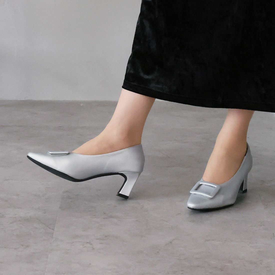 スクエアトゥデザインヒールバックルモチーフパンプス ｜靴