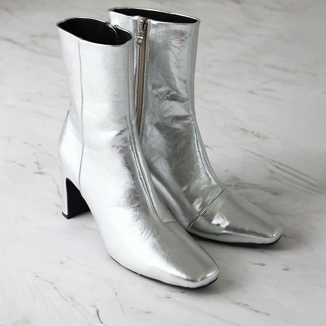 2025年新色追加】スクエアトゥプレートヒールショートブーツ ｜靴