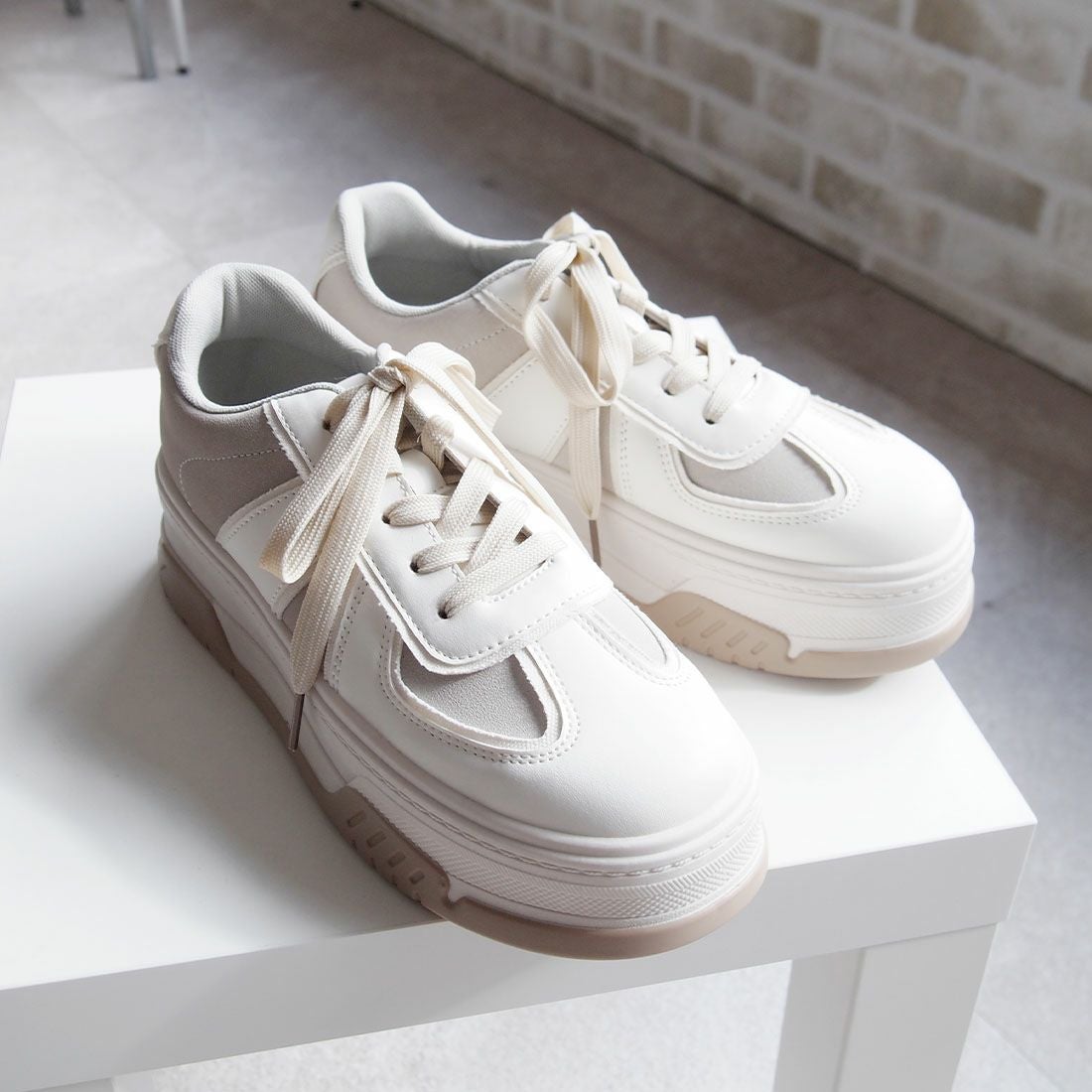 厚底Tトゥデザインコンビカラーレースアップスニーカー ｜靴