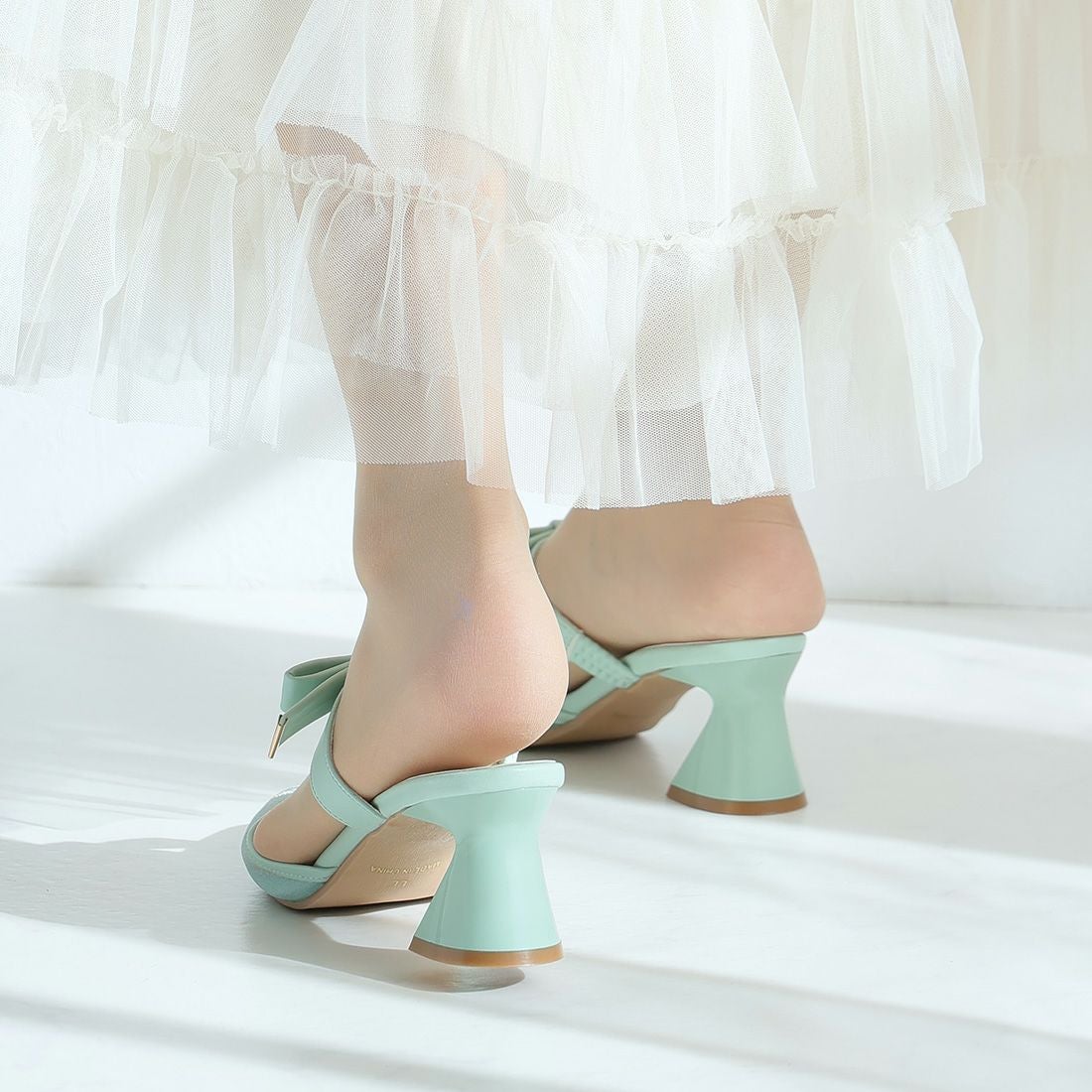 公式ストア限定カラーあり】ポインテッドトゥリボンストラップミュール