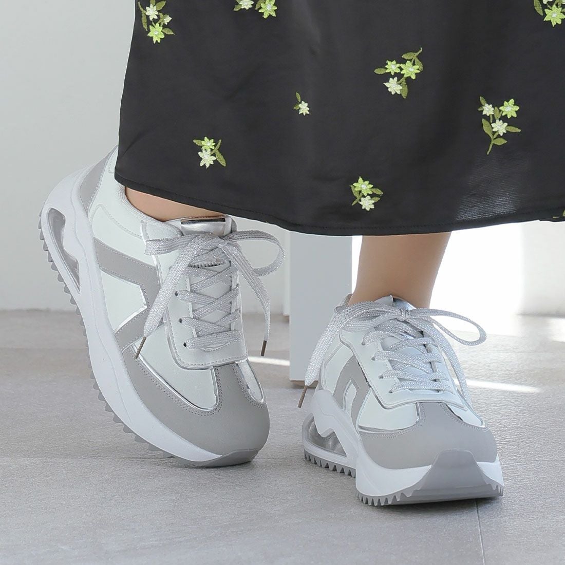 エアー底Tトゥデザインレースアップスニーカー ｜靴・レディース