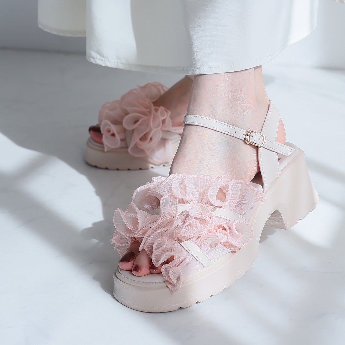 2025新色追加】シアークロスフリル厚底ストラップサンダル ｜靴