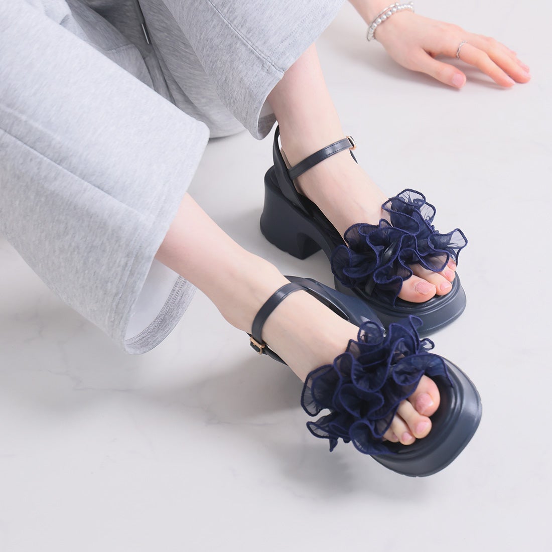 2026年夏新色追加】シアークロスフリル厚底ストラップサンダル ｜靴