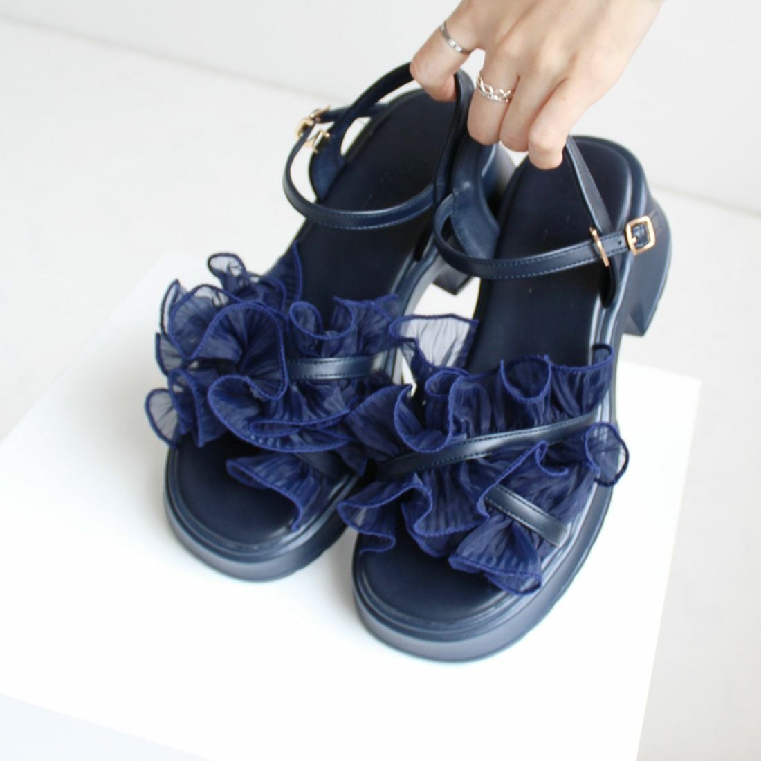 2026年夏新色追加】シアークロスフリル厚底ストラップサンダル ｜靴