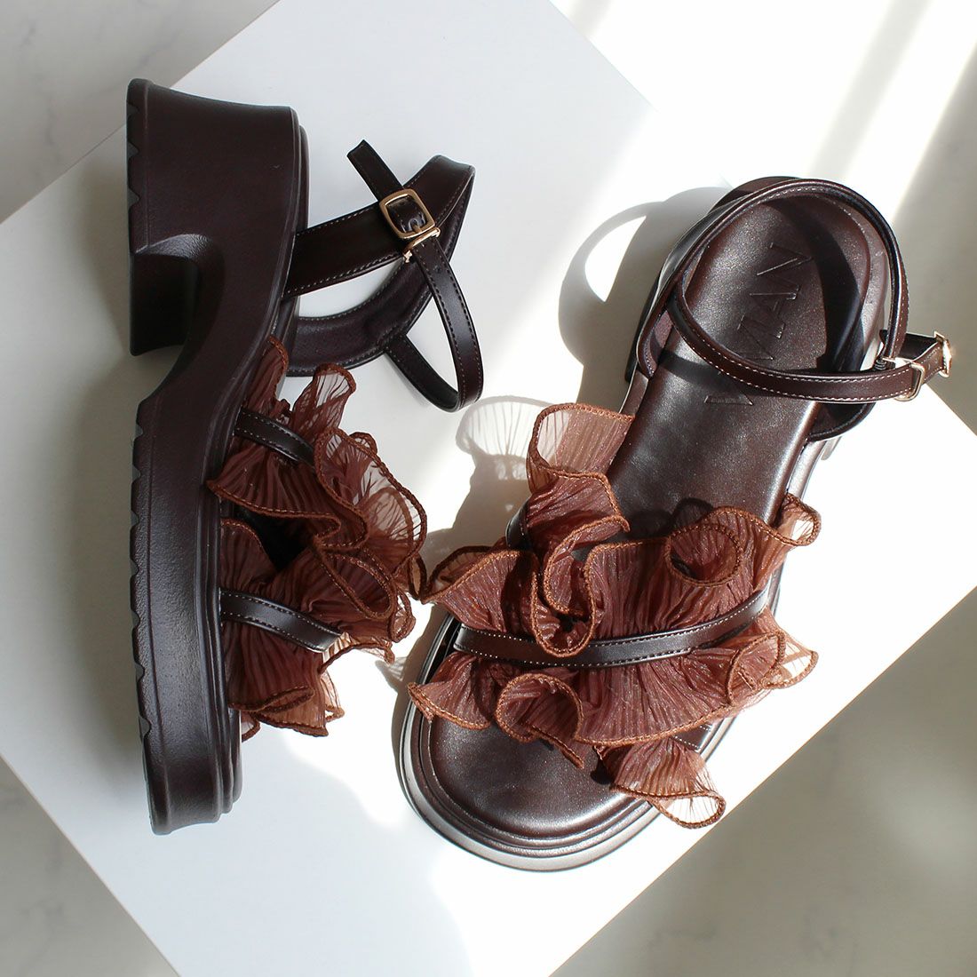 2026年夏新色追加】シアークロスフリル厚底ストラップサンダル ｜靴