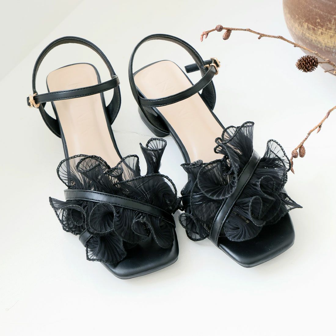 シアークロスフリルスクエアトゥストラップサンダル ｜靴・レディース