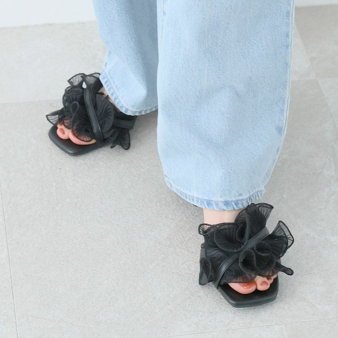 シアークロスフリルスクエアトゥストラップサンダル ｜靴・レディース