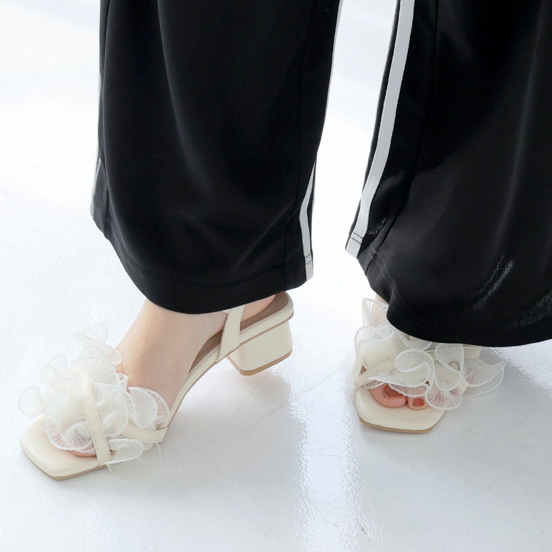 シアークロスフリルスクエアトゥストラップサンダル ｜靴・レディース