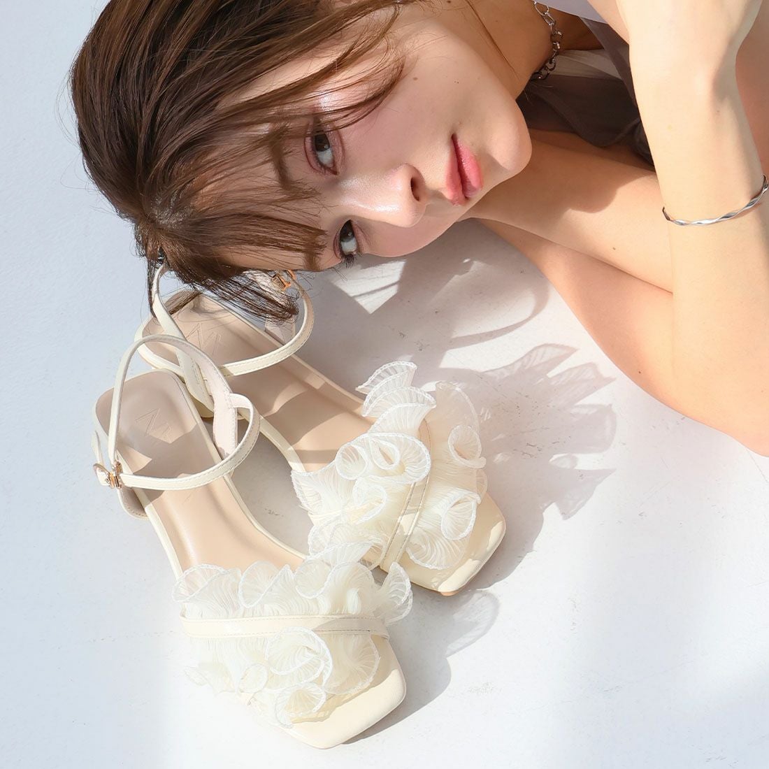 シアークロスフリルスクエアトゥストラップサンダル ｜靴・レディース