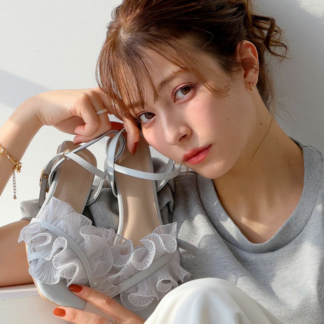 シアークロスフリルスクエアトゥストラップサンダル ｜靴・レディース