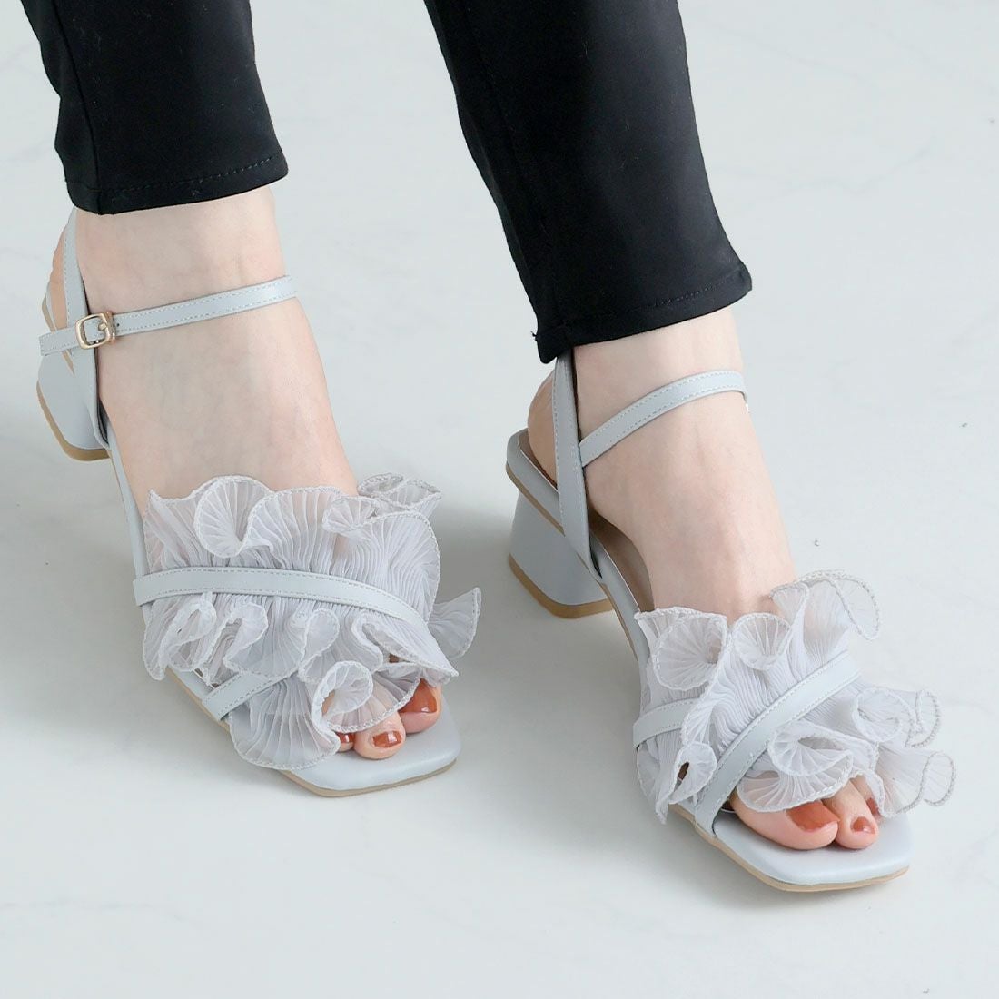 シアークロスフリルスクエアトゥストラップサンダル ｜靴・レディース