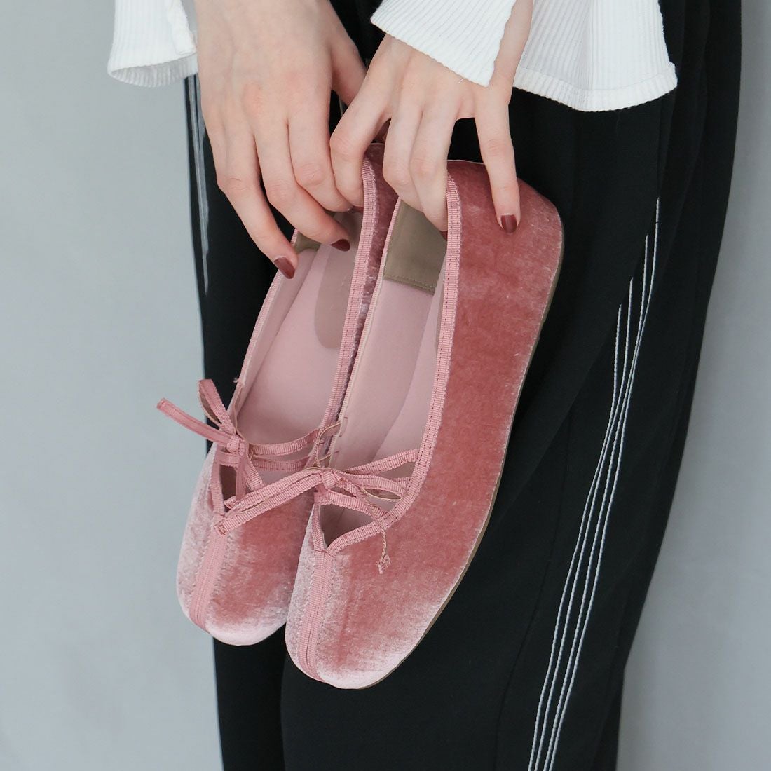 VALENTINO ピンク リボン バレエシューズ VALENTINO GARAVANI Nite-Out 110 bow-detailed cutout satin pumps