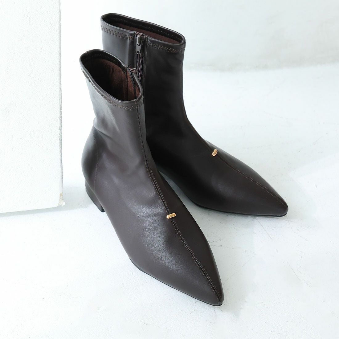 ポインテッドトゥゴールドアクセントストレッチショートブーツ ｜靴