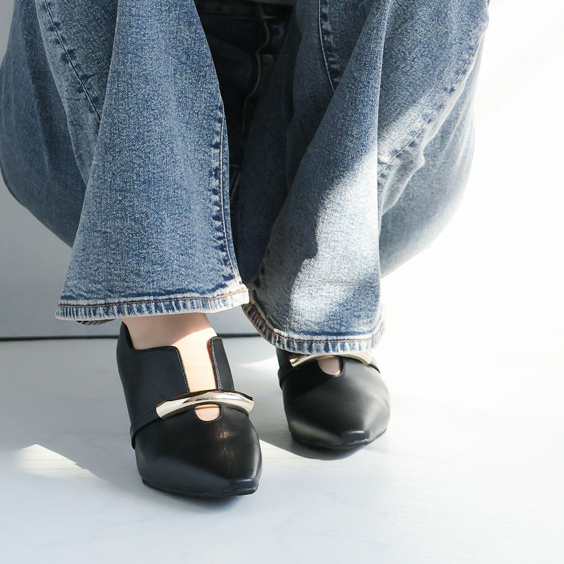 スリットデザインゴールドモチーフパンプス ｜靴・レディースシューズ