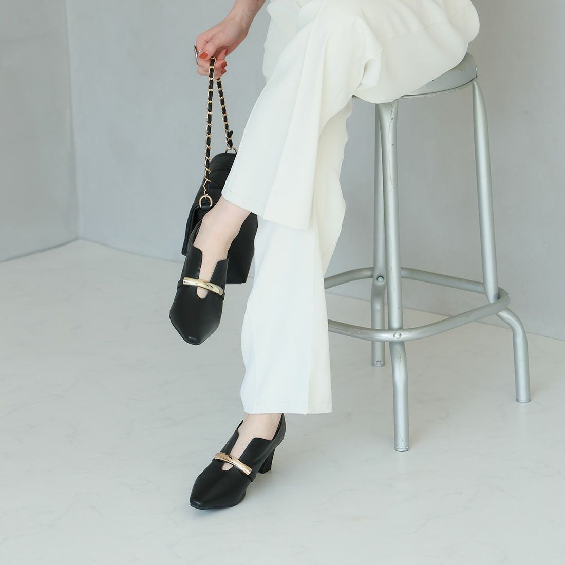 スリットデザインゴールドモチーフパンプス ｜靴・レディースシューズ