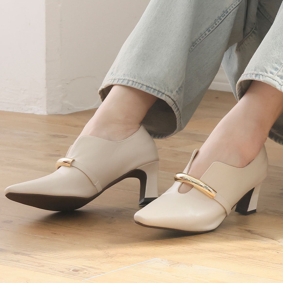 スリットデザインゴールドモチーフパンプス ｜靴・レディースシューズ