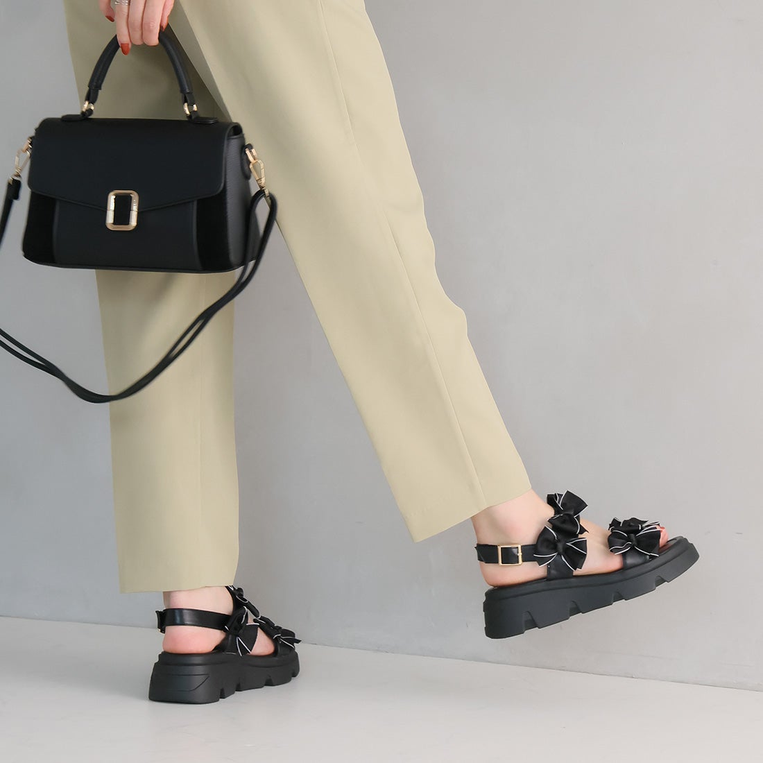 未使用品 VALENTINO メタモルフォス セイレーン ポプリンパンツ 24年 メニーリボン厚底スポーツサンダル ｜靴・レディースシューズの通販