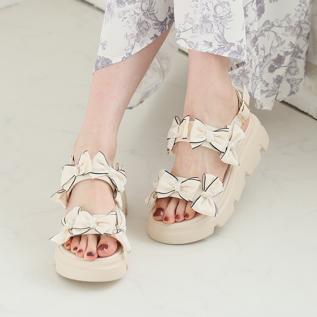 未使用品 VALENTINO メタモルフォス セイレーン ポプリンパンツ 24年 メニーリボン厚底スポーツサンダル ｜靴・レディースシューズの通販