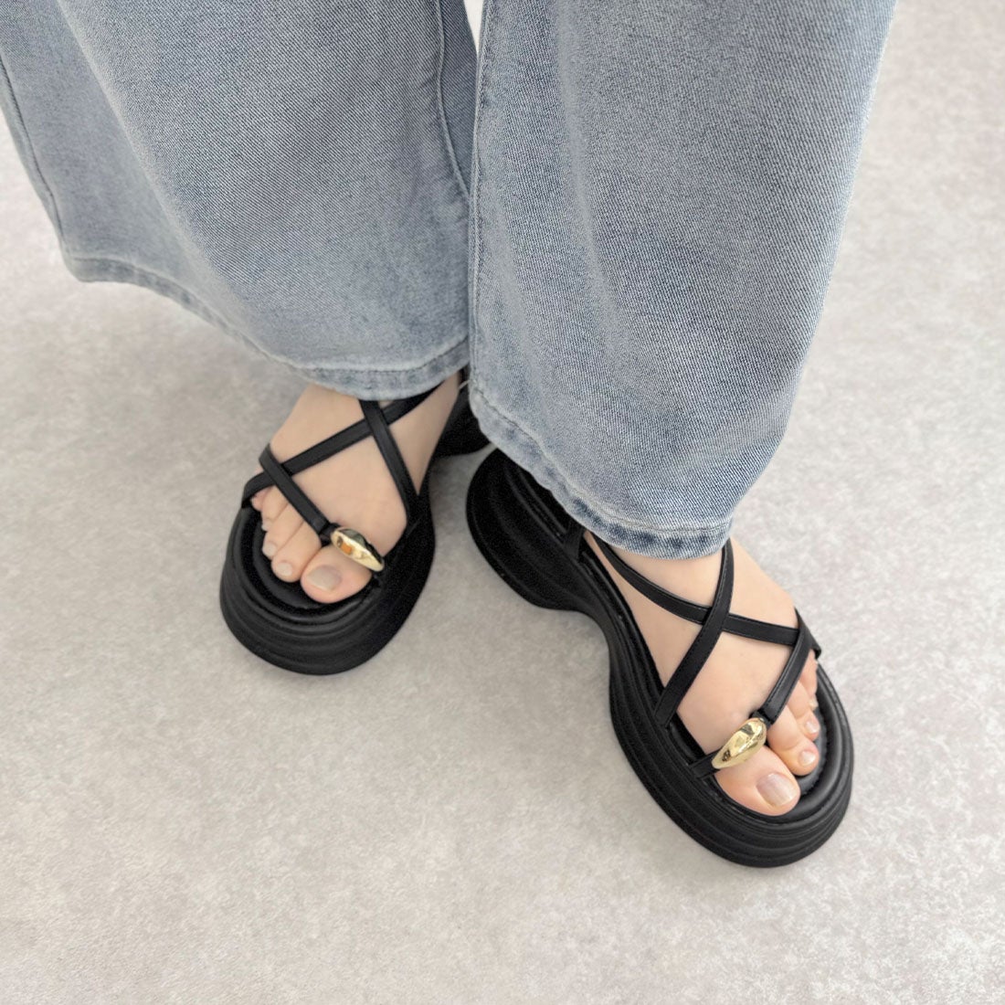 kokoさんコラボ】厚底ゴールドパーツストラップトングサンダル ｜靴